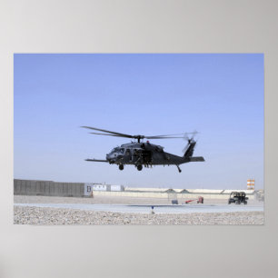 En HH-60G Pave Hawk som lyfter från Camp Bastio Poster