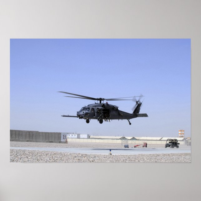 En HH-60G Pave Hawk som lyfter från Camp Bastio Poster (Framsidan)