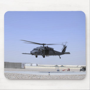En HH-60G stenlägger höken som tar av från läg Musmatta