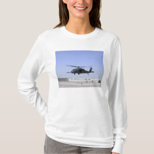 En HH-60G stenlägger höken som tar av från läg Tee