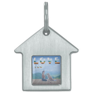 En hjärtvärmande scen där en kvinna ser kärleksful ID-bricka husdjur