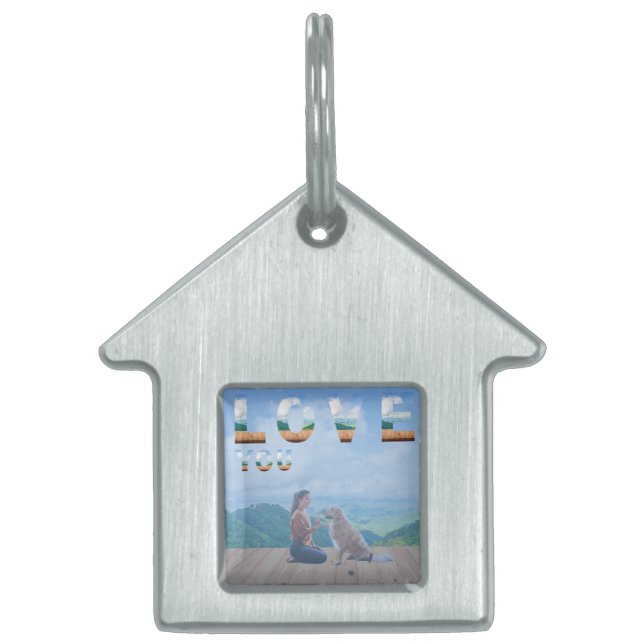 En hjärtvärmande scen där en kvinna ser kärleksful ID-bricka husdjur (Framsidan)