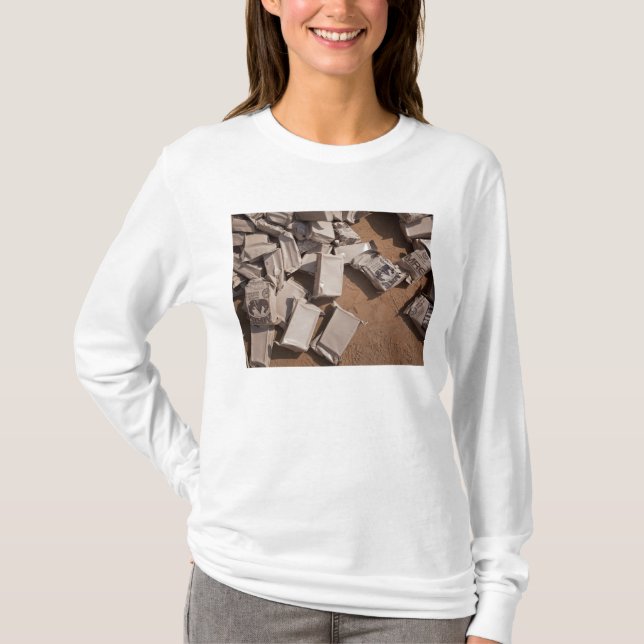 En hög av Måltider Redo till mat Tee Shirt (Framsida)