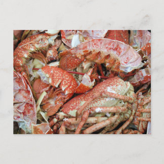 En hög av tillagade snäckor av lobster och krabba vykort