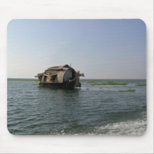 En houseboat som fridfullt flyttar sig till och musmatta