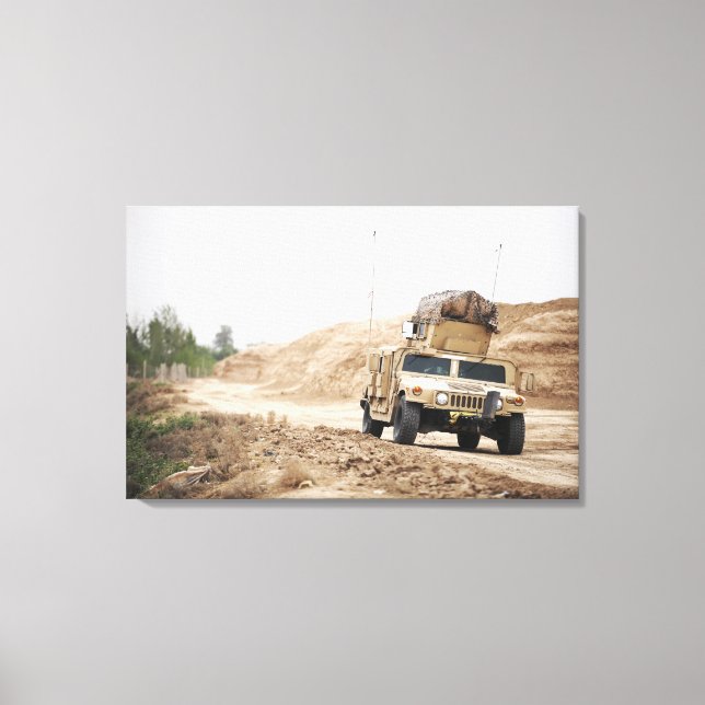 En Humvee sköter säkerheten Canvastryck (Framsida)