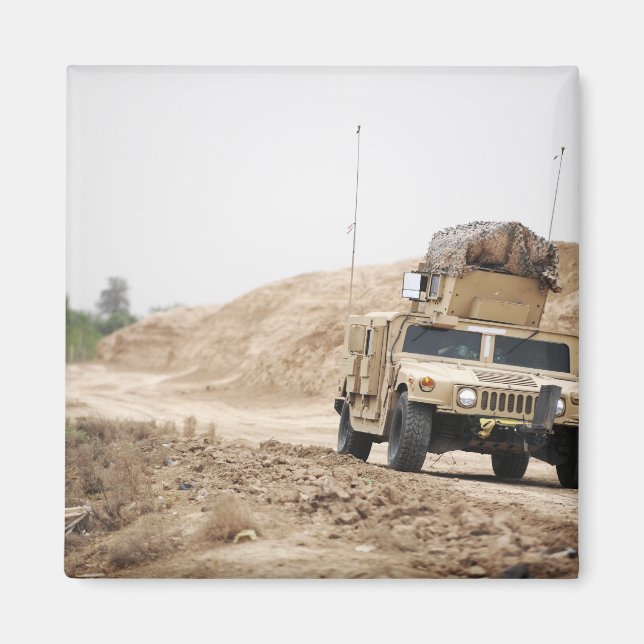 En Humvee sköter säkerheten Magnet (Framsidan)