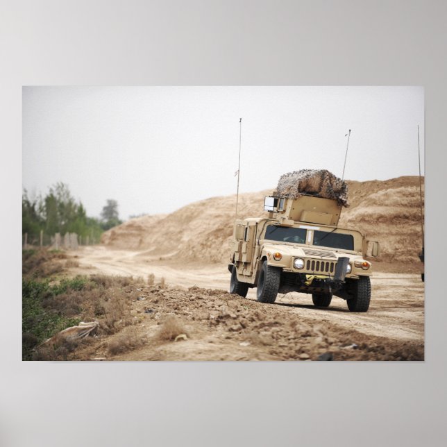 En Humvee sköter säkerheten Poster (Framsidan)