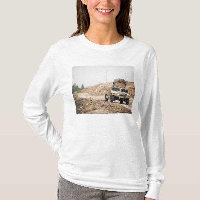 En Humvee sköter säkerheten T-shirt (Framsida)