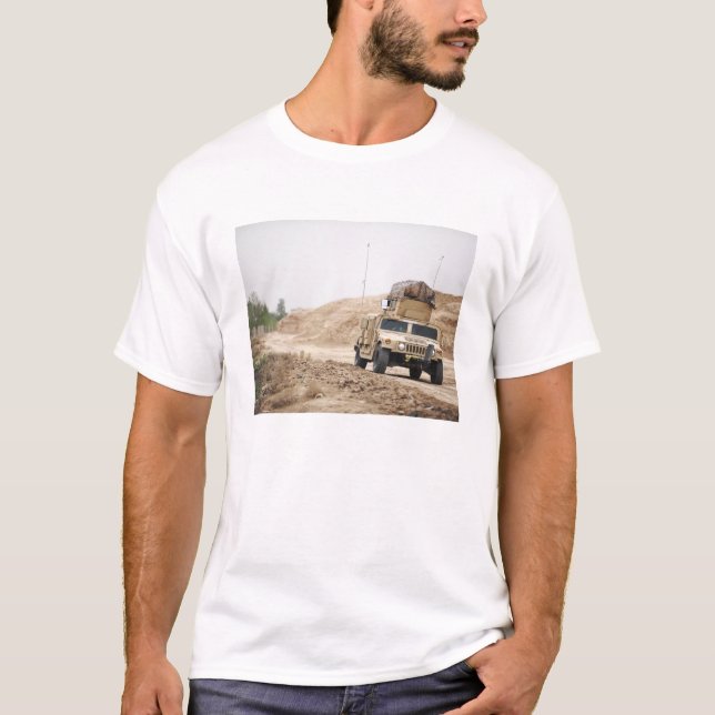 En Humvee sköter säkerheten T Shirt (Framsida)