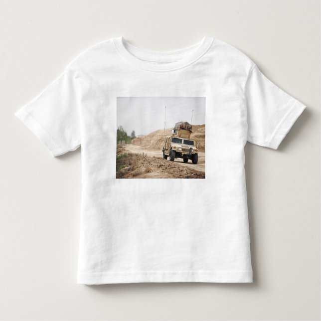 En Humvee sköter säkerheten T-shirt (Framsida)