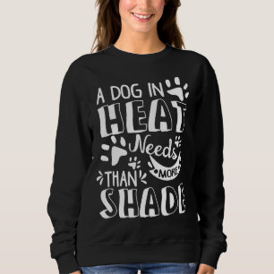 En Hund är uppvärmd och behöver mer än en skuggad  T Shirt