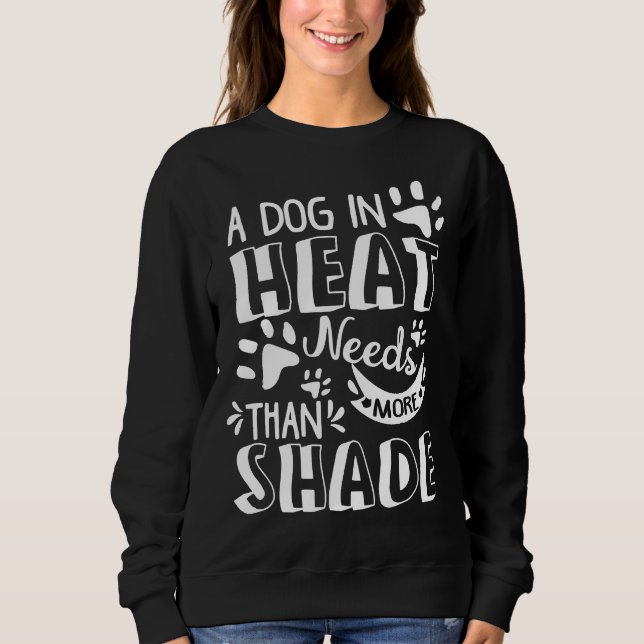 En Hund är uppvärmd och behöver mer än en skuggad  T Shirt (Framsida)