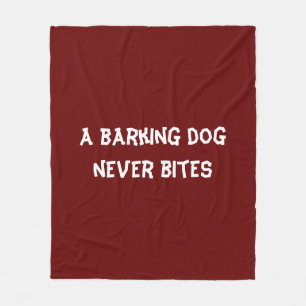 En hund får aldrig bitor fleecefilt