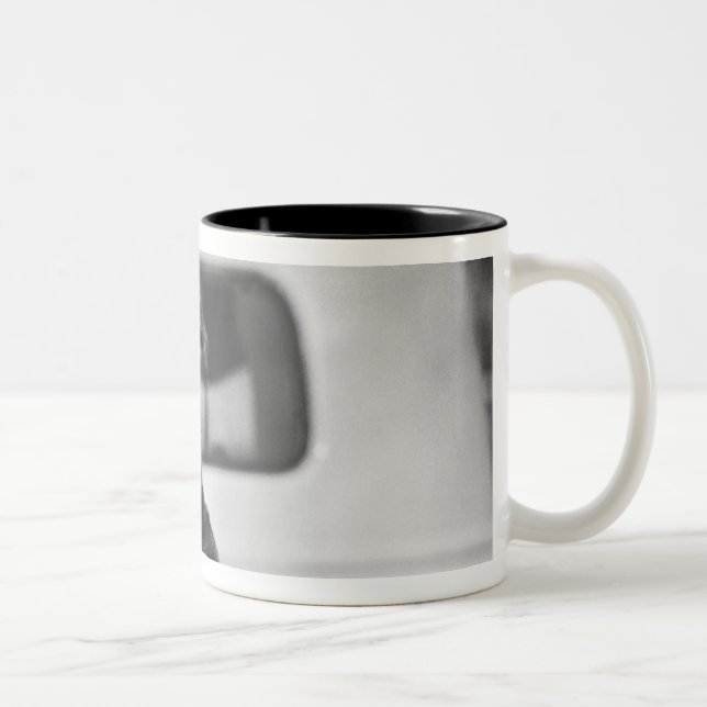 En hund i en bil Två-Tonad mugg (Höger)