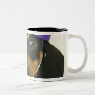 En hund som ha på sig en rolig hatt Två-Tonad mugg