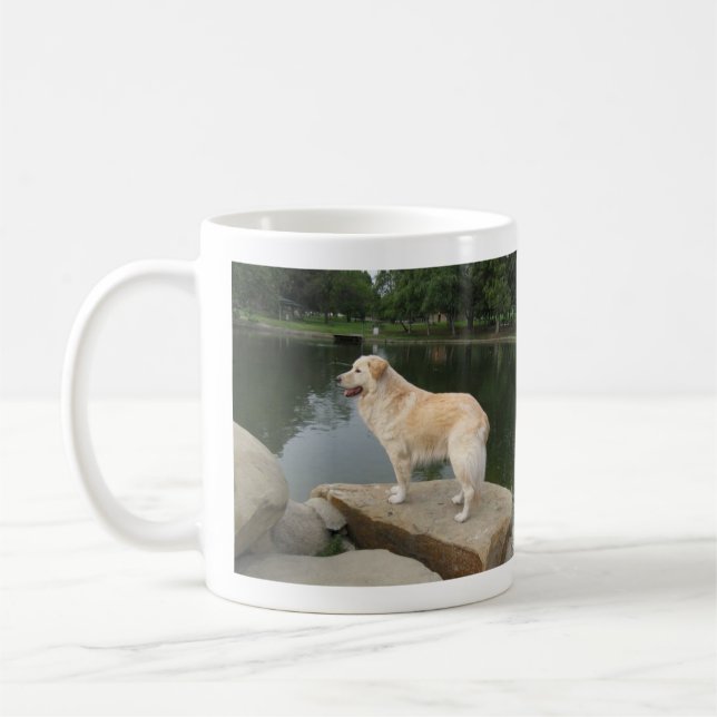 En hund vid en damm kaffemugg (Vänster)