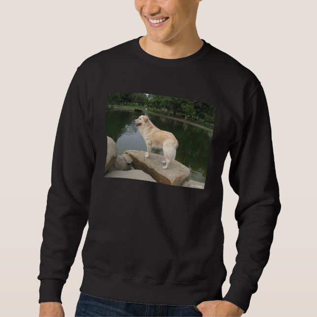 En hund vid en damm lång ärmad tröja (Framsida)
