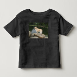 En hund vid en damm t shirt