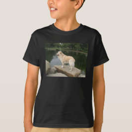 En hund vid en damm t shirt