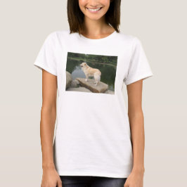 En hund vid en damm t shirt