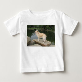En hund vid en damm t shirt