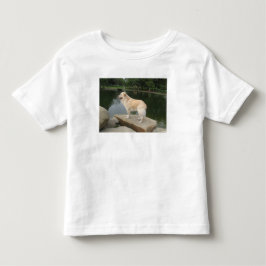 En hund vid en damm t shirt