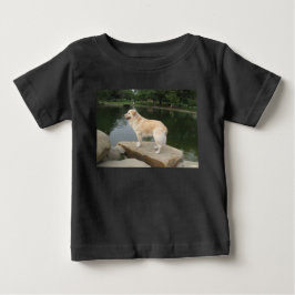 En hund vid en damm t shirt