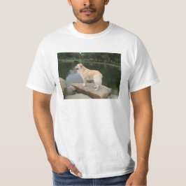 En hund vid en damm t shirt