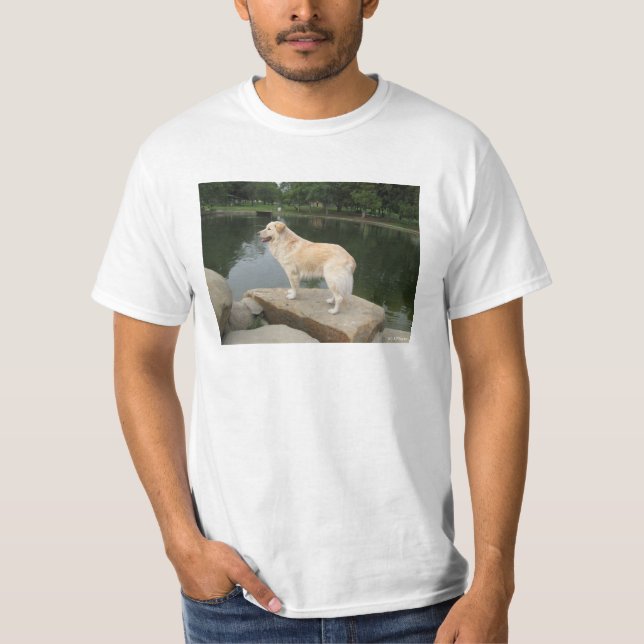 En hund vid en damm t shirt (Framsida)