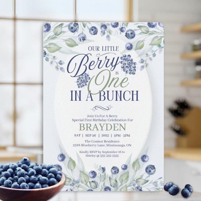 En i en knippe Första födelsedagsinbjudan Inbjudningar (Celebrate your little one’s first birthday with this elegant blueberry-themed invitation.)
