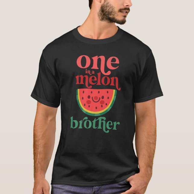 En i en Melon Brother Cute Watermelon Första födse T Shirt (Framsida)