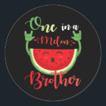 En i en Melon Brother Funny Birthday Matching Fam Runt Klistermärke<br><div class="desc">En i Melon Brother Funny Birthday Matching Family,  sommar</div>