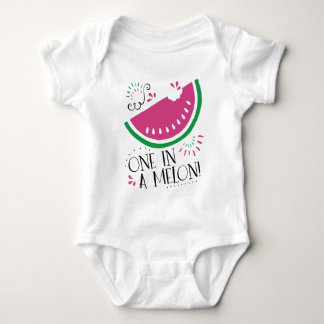 En i en melonvattenmelonbaby tröja