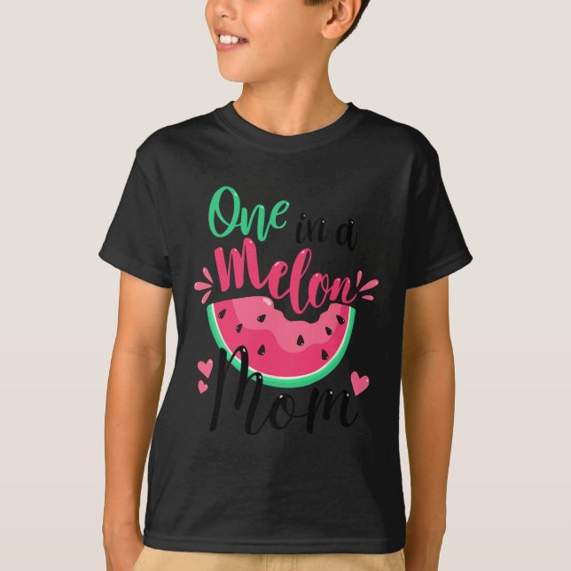 En i Melon Mamma sommarmatchning Födelsedagsfest T Shirt (Framsida)