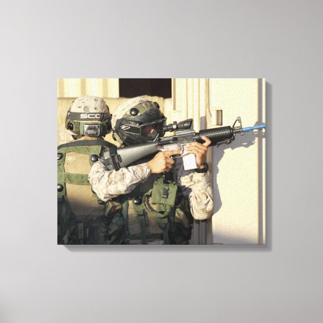 En infanteriscout syftar på hans vapen canvastryck (Framsida)
