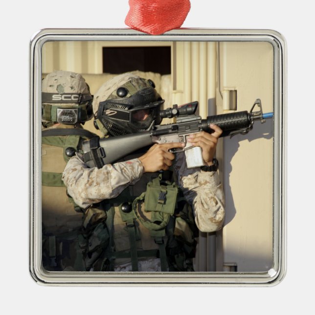 En infanteriscout syftar på hans vapen julgransprydnad metall (Framsidan)