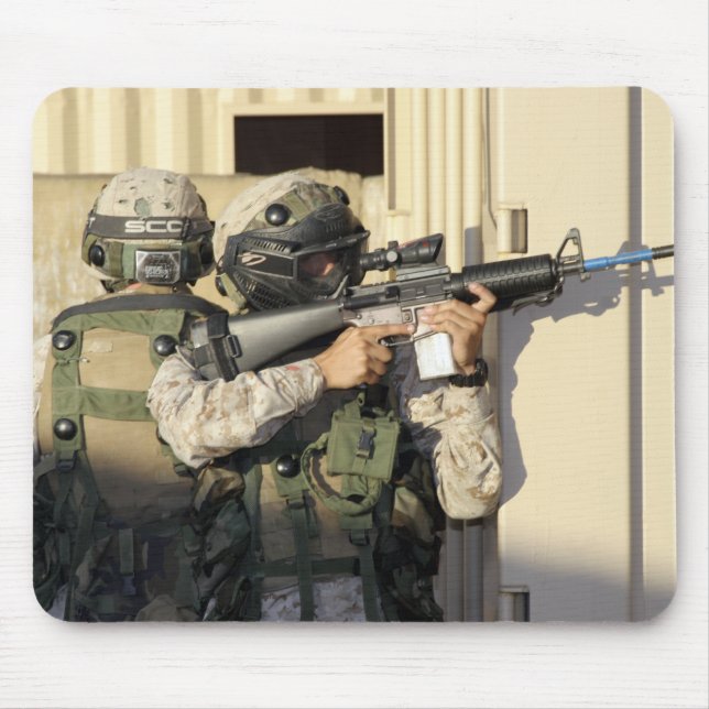 En infanteriscout syftar på hans vapen musmatta (Framsidan)