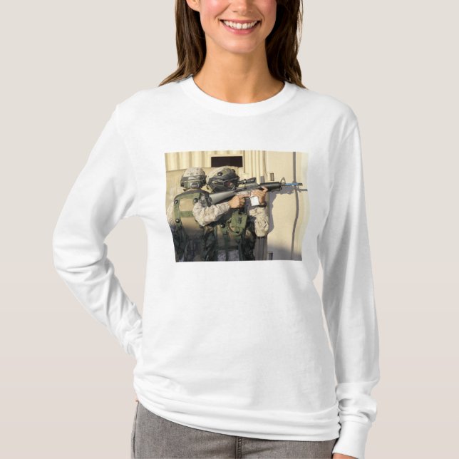 En infanteriscout syftar på hans vapen tee (Framsida)