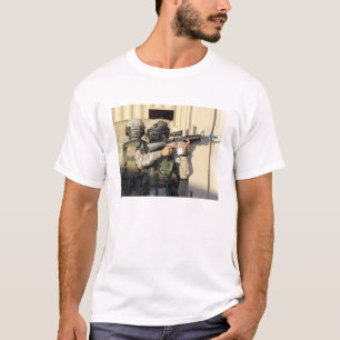 En infanteriscout syftar på hans vapen tee shirt