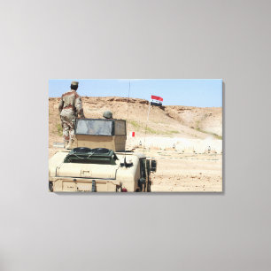 En instruktör vakar som militär från Iraks armé Canvastryck