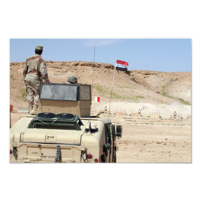 En instruktör vakar som militär från Iraks armé Fototryck (Framsidan)