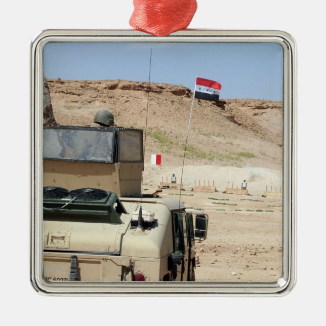 En instruktör vakar som militär från Iraks armé Julgransprydnad Metall (Framsidan)