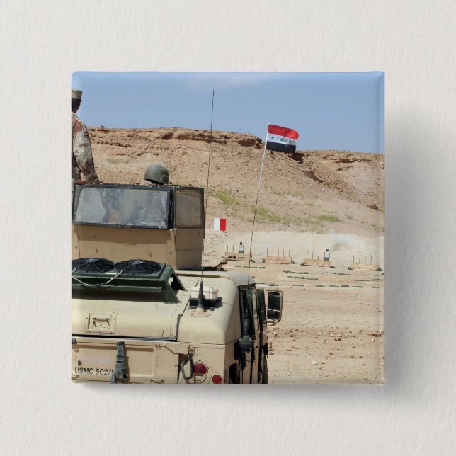 En instruktör vakar som militär från Iraks armé Knapp (Framsida)