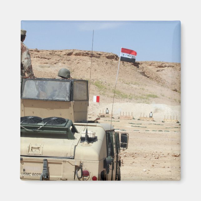 En instruktör vakar som militär från Iraks armé Magnet (Framsidan)