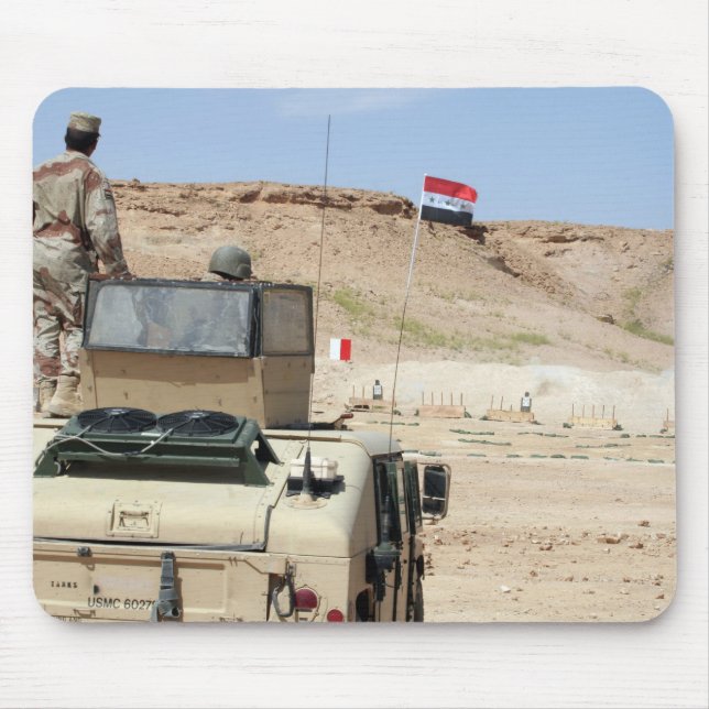 En instruktör vakar som militär från Iraks armé Musmatta (Framsidan)