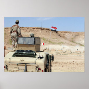En instruktör vakar som militär från Iraks armé Poster