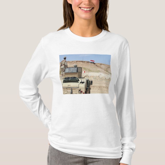 En instruktör vakar som militär från Iraks armé Tee Shirt (Framsida)