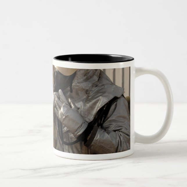 En irakisk brandman Två-Tonad mugg (Höger)