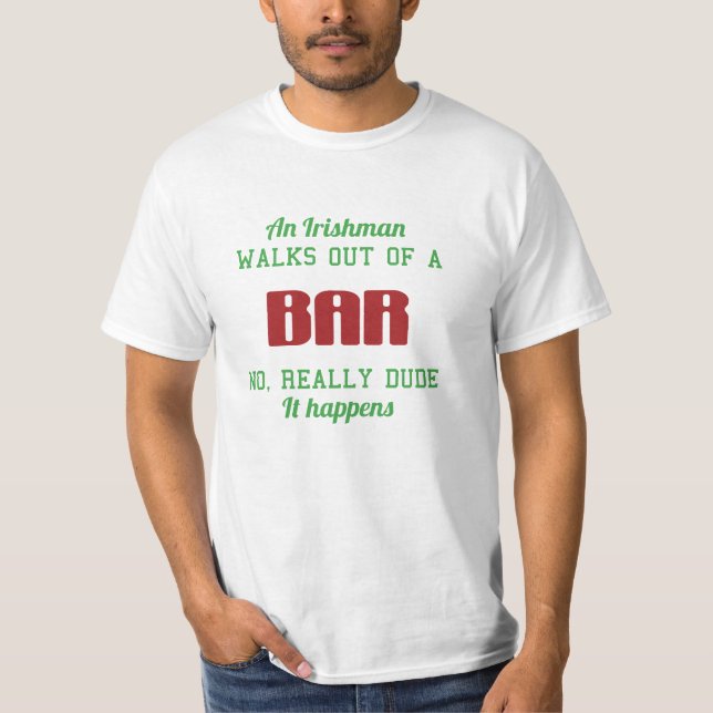 En irländare går ut ur en pub… t shirt (Framsida)